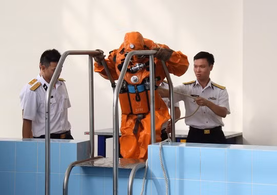 Huấn luyện thoát hiểm của thủy thủ tàu ngầm