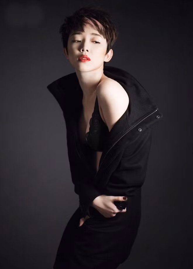 Tóc Tiên – Nữ hoàng gợi cảm: Nữ ca sĩ Tóc Tiên có một năm 2014 đầy sôi động với nhiều hoạt động nổi bật trong làng giải trí Việt, dù cô sinh sống và làm việc tại Mỹ. Cũng trong năm nay, phong cách thời trang của Tóc Tiên có những ảnh hưởng không nhỏ đến giới trẻ Việt. Nhiều nhận xét cho rằng, nữ ca sĩ Tóc mây may mắn có được ngoại hình cân đối, quyến rũ, … giúp cô dễ dàng ứng dụng nhiều phong cách thời trang kén người mặc. Giới chuyên môn đánh giá cao gu thẩm mỹ của Tóc Tiên. Từ cách chọn trang phục, trang điểm và ứng dụng trong các tình huống đều cho thấy sự am tường thời trang của nữ ca sĩ. Cô góp công tạo dựng trào lưu váy ngủ gợi cảm, ứng dụng trong đời thường, được giới trẻ hưởng ứng và nhiều ngôi sao làng giải trí ưa chuộng. 10 mỹ nhân Việt là biểu tượng thời trang nổi bật năm 2014