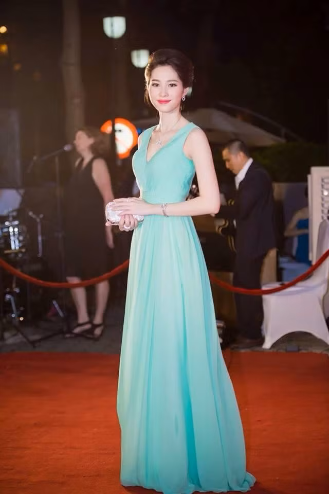 Đặng Thu Thảo – Biểu tượng của sự thanh lịch: Năm 2014 được cho là năm khá thành công với hoa hậu Đặng Thu Thảo. Đặc biệt là trong lĩnh vực thời trang, Thu Thảo để lại không ít những hình ảnh đẹp, ghi dấu ấn về phong cách riêng, không trùng lặp với bất kỳ mỹ nhân nào trong showbiz. Có thế thấy, Hoa hậu Việt Nam 2012 trung thành với phong cách thanh lịch trong suốt 2 năm đương nhiệm. Không chỉ duy trì thành công hình tượng trong sáng, sự xuất hiện của Đặng Thu Thảo tại các sự kiện giải trí luôn là điểm nhấn nổi bật, được truyền thông và người hâm mộ chú ý. 10 mỹ nhân Việt là biểu tượng thời trang nổi bật năm 2014