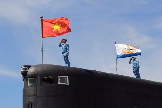 Cờ Tổ quốc và cờ Quân chủng Hải quân cùng tung bay trên đài chỉ huy tàu ngầm