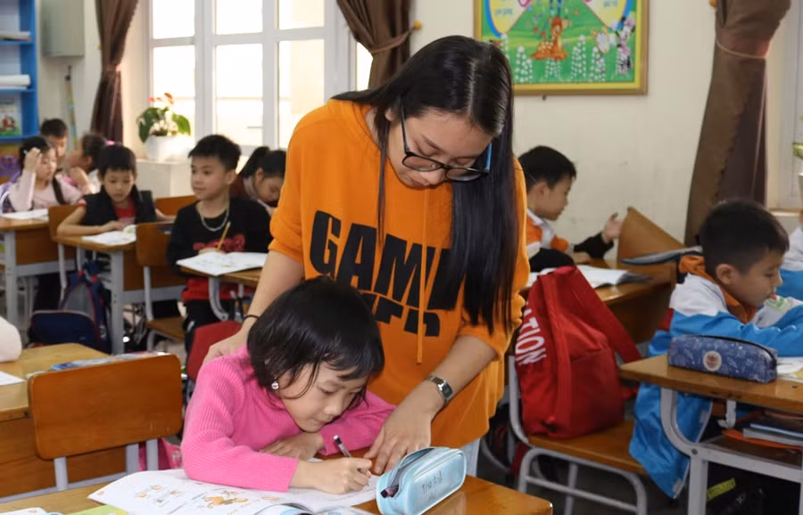 Giáo viên trường TH&amp;THCS 915 Gia Sàng trong một giờ lên lớp