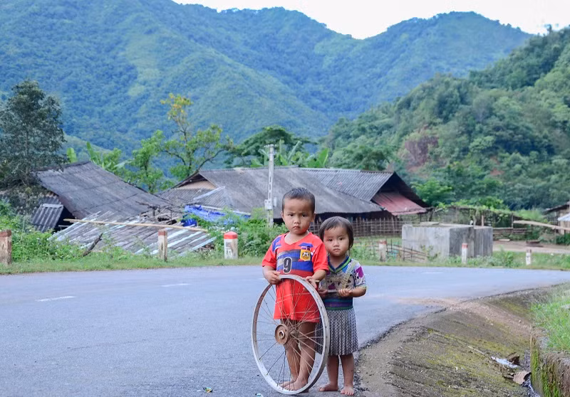 Những đứa trẻ khó khăn, thiếu thốn ở biên giới luôn là trăn trở của thầy giáo Bàn Văn Đức. Ảnh: Hoài Thứ
