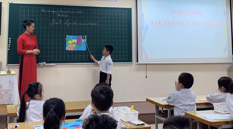 Học sinh Trường Tiểu học Trần Quốc Toản (Hoàn Kiếm, Hà Nội) trong giờ học Mỹ thuật.