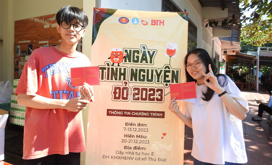 Sinh viên hào hứng tham gia hoạt động “Ngày tình nguyện đỏ 2023”. 