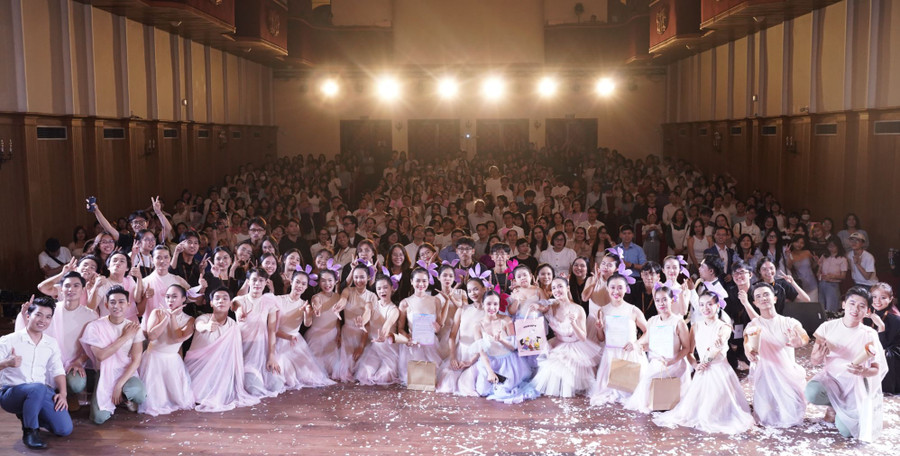 Các diễn viên buổi biểu diễn ballet đương đại gây quỹ - IRIS cùng khán giả. Ảnh: BTC cung cấp