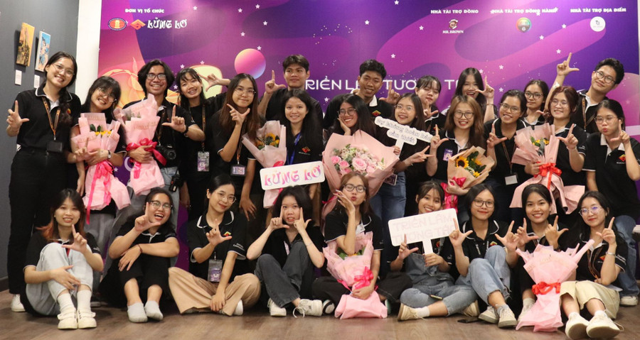 Ban tổ chức triển lãm “Lửng Lơ” chụp hình lưu niệm.