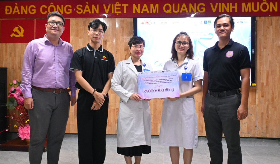 Ban tổ chức buổi biểu diễn ballet đương đại gây quỹ - IRIS trao tổng số tiền gây quỹ cho Khoa Tâm thể, Bệnh viện TP Thủ Đức. Ảnh: BTC cung cấp