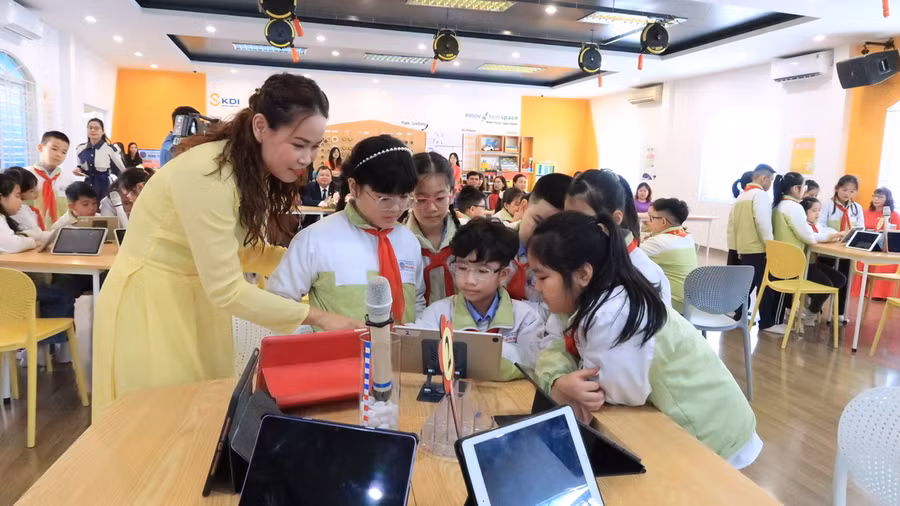 Cô trò Trường Tiểu học Đinh Tiên Hoàng trong giờ học.