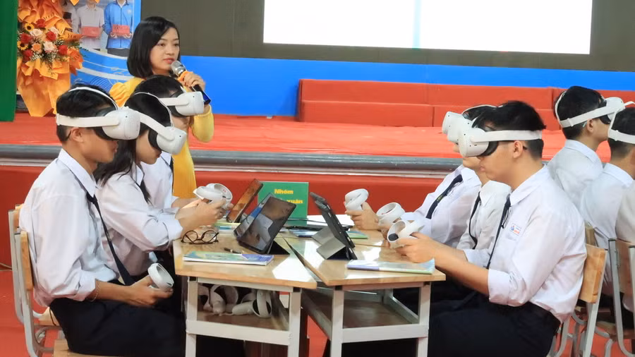 Sử dụng kính thực tế ảo trong giờ học của học sinh Trường THPT Lương Thế Vinh.