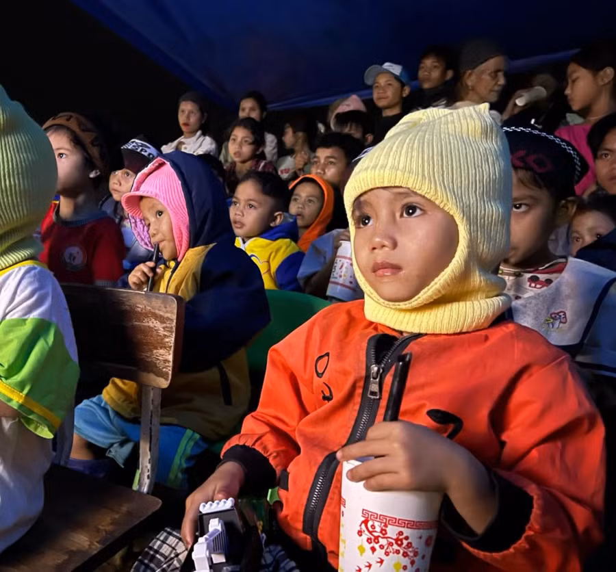 Một khán giả nhí đang chăm chú xem phim ở rạp phim Ông Bình (xã Trà Dơn, huyện Nam Trà My, Quảng Nam). Ảnh: CLB Bạn thương nhau.