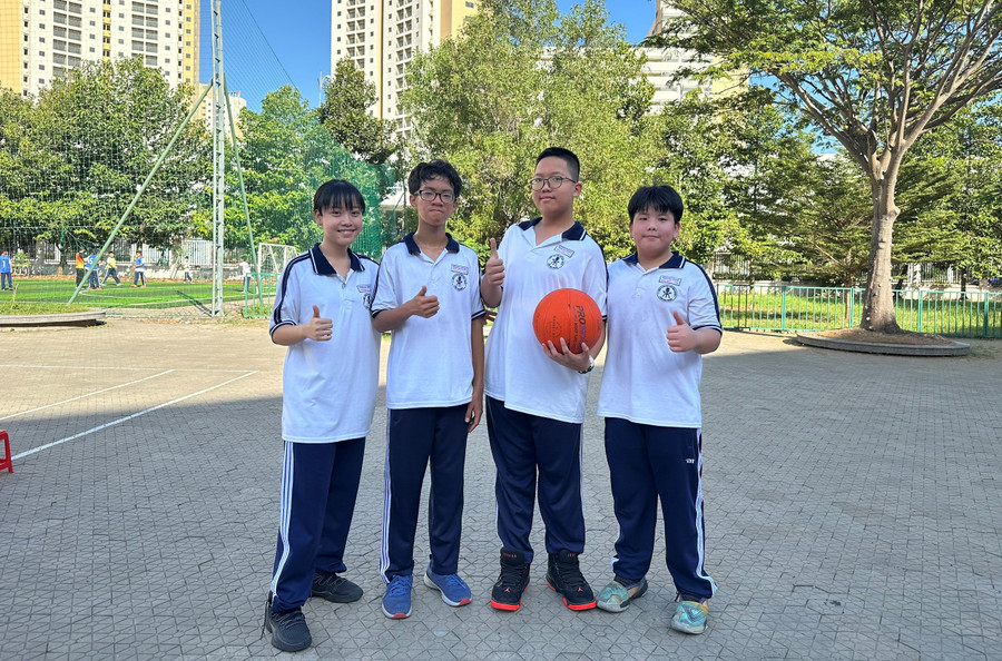 Nam Long (thứ 2 từ phải qua) tích cực tham gia các hoạt động thể thao tại trường. Ảnh: Hồ Phúc Nam Long (thứ 2 từ phải qua) tích cực tham gia các hoạt động thể thao tại trường. Ảnh: Hồ Phúc