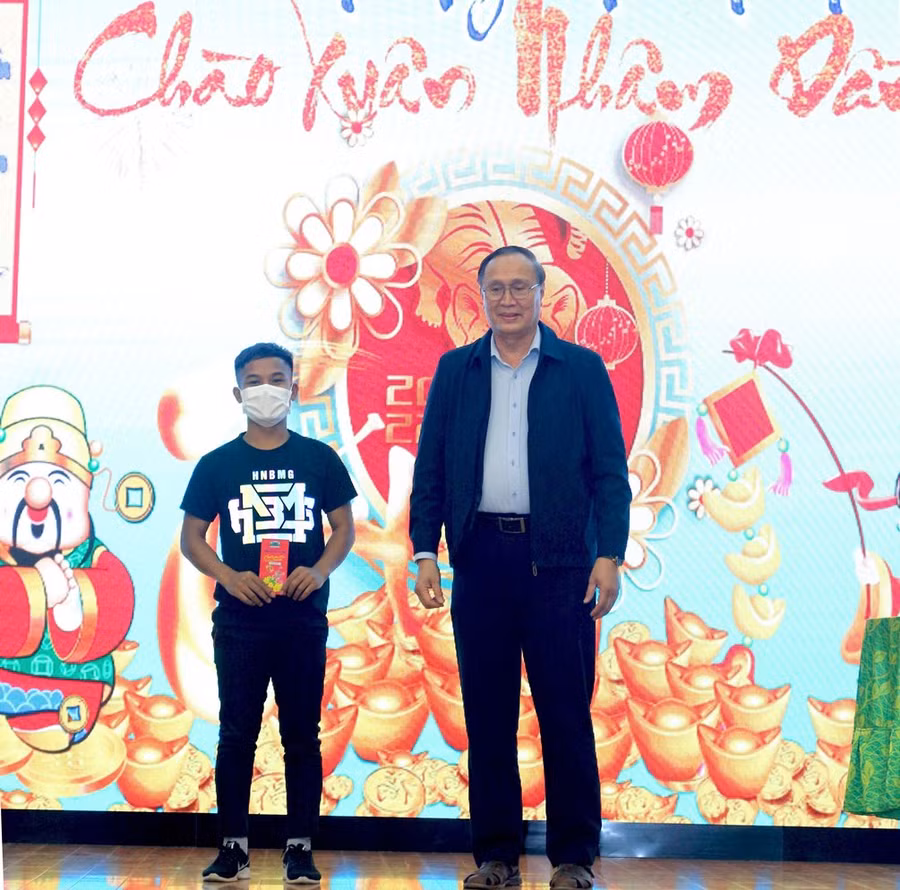 Trao giải đặc biệt bốc thăm trúng thưởng cho lưu học sinh.