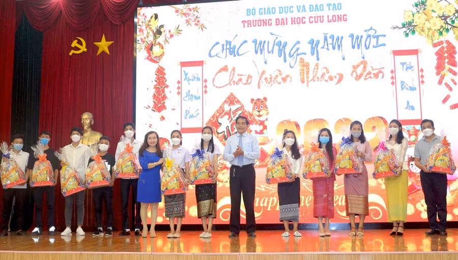 Trường tặng quà Tết cho các lưu học sinh.