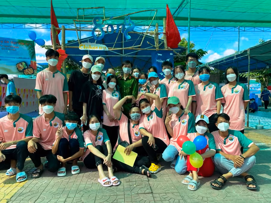 Giáo viên, học sinh hào hứng tham gia hội trại.