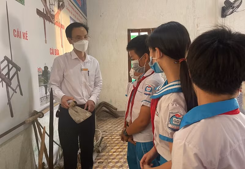 Giáo viên hướng dẫn học sinh tìm hiểu về các vật dụng trong sản xuất lao động.