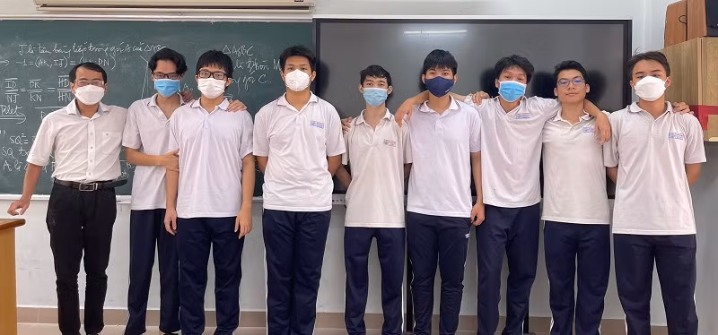 Thầy Trần Quang Vinh (ngoài cùng bên trái) cùng đội tuyển học sinh giỏi môn Toán của Trường THPT chuyên Lê Quý Đôn (Bà Rịa – Vũng Tàu). Ảnh: NVCC