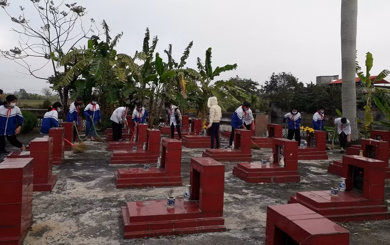 Học sinh Trường THCS Thái Thụy (Thái Bình) lao động chăm sóc Nghĩa trang liệt sĩ.