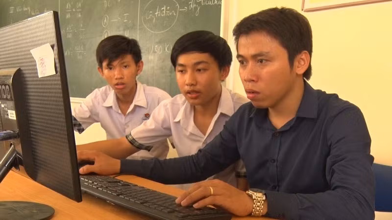 Thầy Lê Thanh Liêm, giáo viên Trường Phổ thông Dân tộc Nội trú Him Lam (Hậu Giang) cùng học trò. Ảnh: NVCC