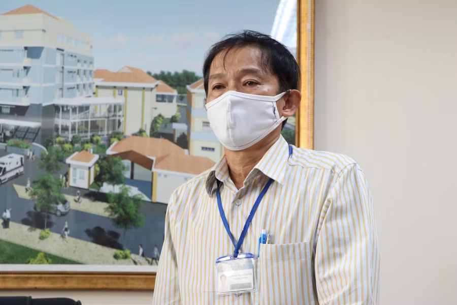 Bác sĩ Trương Thanh Trung, Trưởng phòng Y tế quận 2, phó ban An toàn thực phẩm Quận 2 trao đổi tại buổi thông tin. Ảnh Thuỳ Lâm