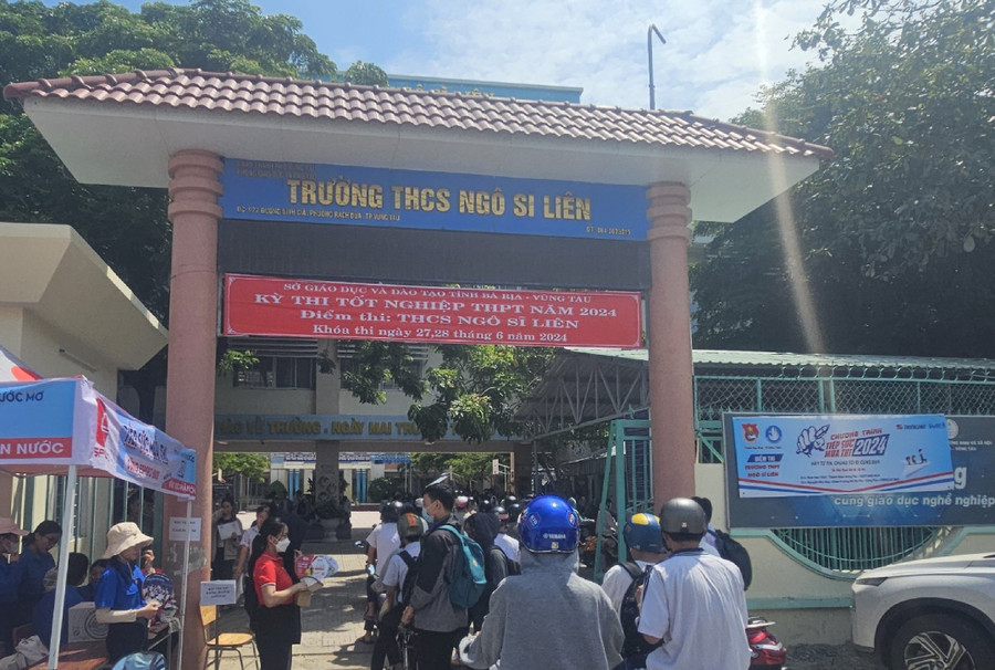 Hơn 13h, rất đông thí sinh đã có mặt tại điểm thi Trường THCS Ngô Sĩ Liên. Hơn 13h, rất đông thí sinh đã có mặt tại điểm thi Trường THCS Ngô Sĩ Liên.