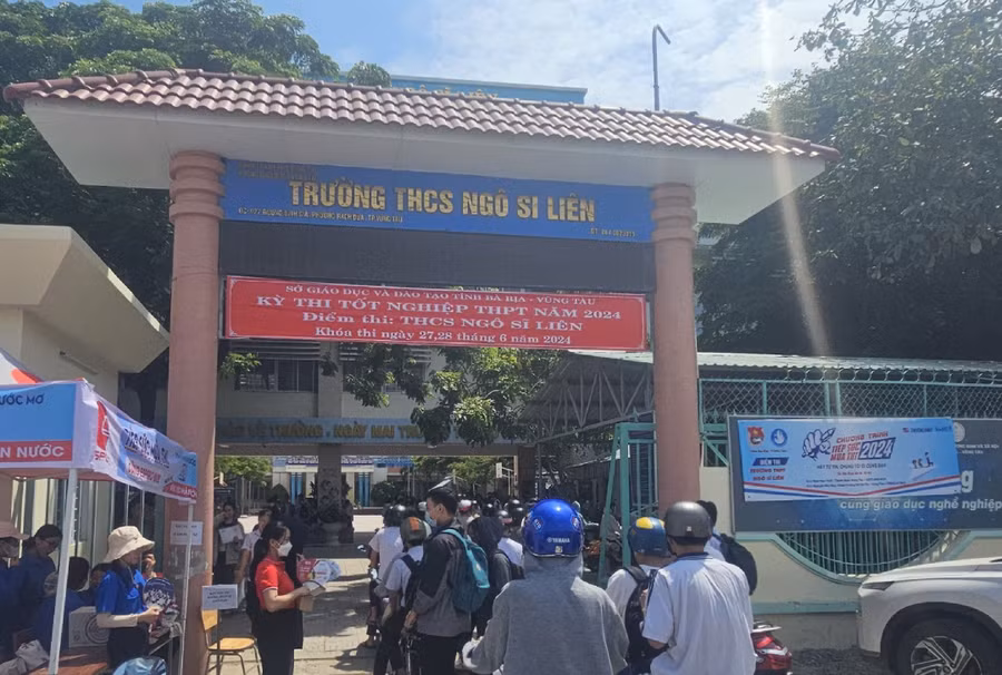 Hơn 13h, rất đông thí sinh đã có mặt tại điểm thi Trường THCS Ngô Sĩ Liên.