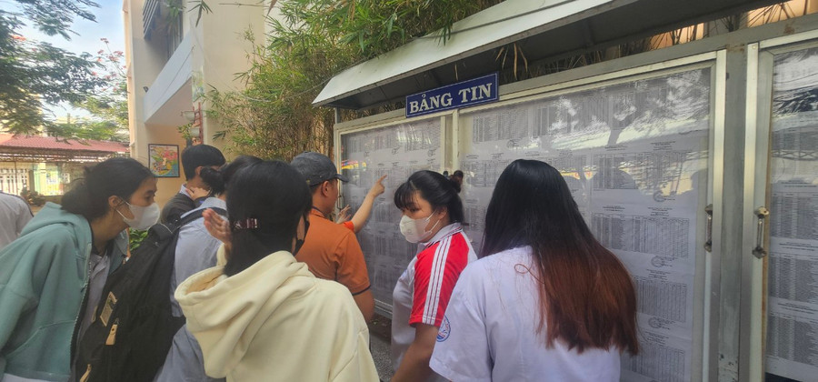 Các thí sinh tại điểm thi THCS Ngô Sĩ Liên xem lại số báo danh, phòng thi của mình. Các thí sinh tại điểm thi THCS Ngô Sĩ Liên xem lại số báo danh, phòng thi của mình.