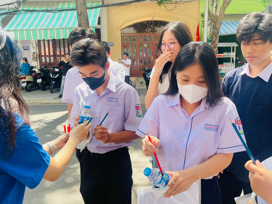 Các bạn thí sinh được nhận nước, vật dụng từ đội ngũ tiếp sức mùa thi tại điểm thi THPT Đinh Tiên Hoàng. Các bạn thí sinh được nhận nước, vật dụng từ đội ngũ tiếp sức mùa thi tại điểm thi THPT Đinh Tiên Hoàng.