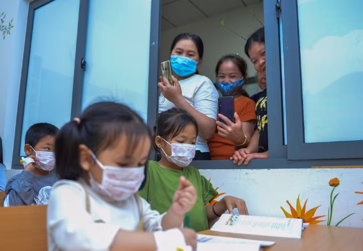 Phụ huynh cũng háo hức đứng xem ngoài cửa lớp.