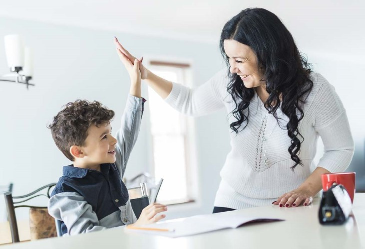 Hãy để con thường xuyên tiếp xúc với những người lạc quan.