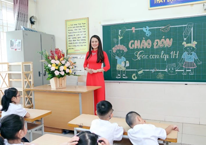 Cô Nguyễn Thị Kiều Trang hạnh phúc bên học trò. Ảnh: Kiều Minh