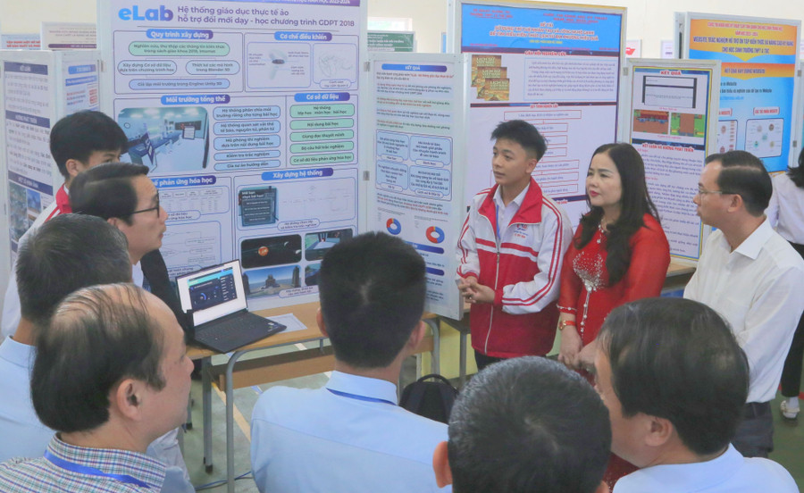 Dự án “eLab - Hệ thống giáo dục thực tế ảo hỗ trợ đổi mới dạy học Chương trình giáo dục phổ thông 2018” được trao giải Nhất tại cuộc thi KHKT cấp tỉnh.