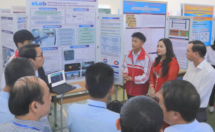 Dự án “eLab - Hệ thống giáo dục thực tế ảo hỗ trợ đổi mới dạy học Chương trình giáo dục phổ thông 2018” được trao giải Nhất tại cuộc thi KHKT cấp tỉnh.