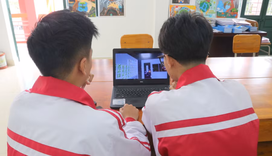 Lê Đức Lưu và Nguyễn Ngọc Anh Tuấn đã hoàn thiện hệ thống giáo dục thực tế ảo hỗ trợ dạy học.