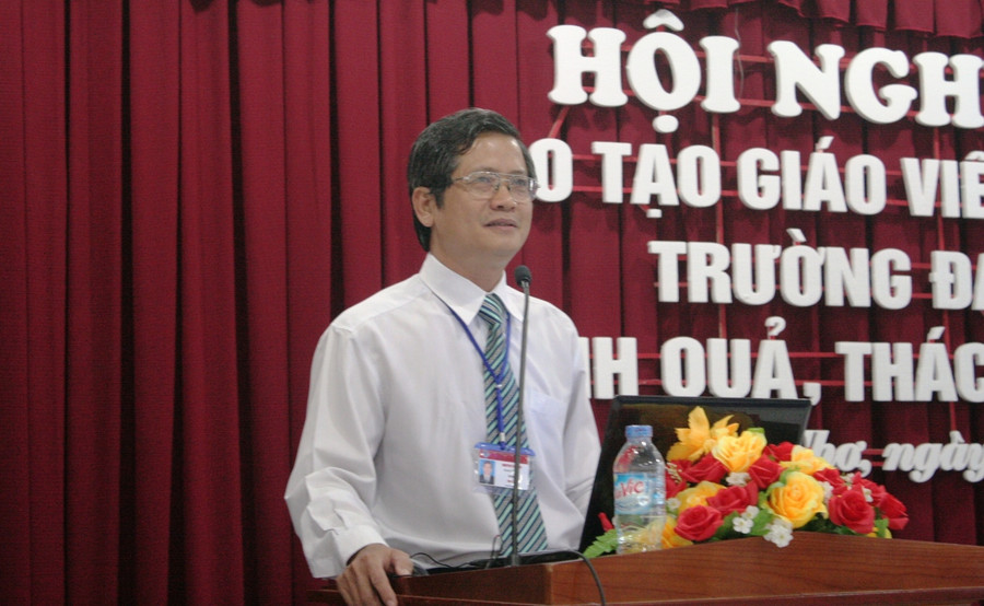 PGS.TS Nguyễn Văn Nở - Trưởng Khoa Sư phạm - phát biểu tại hội nghị