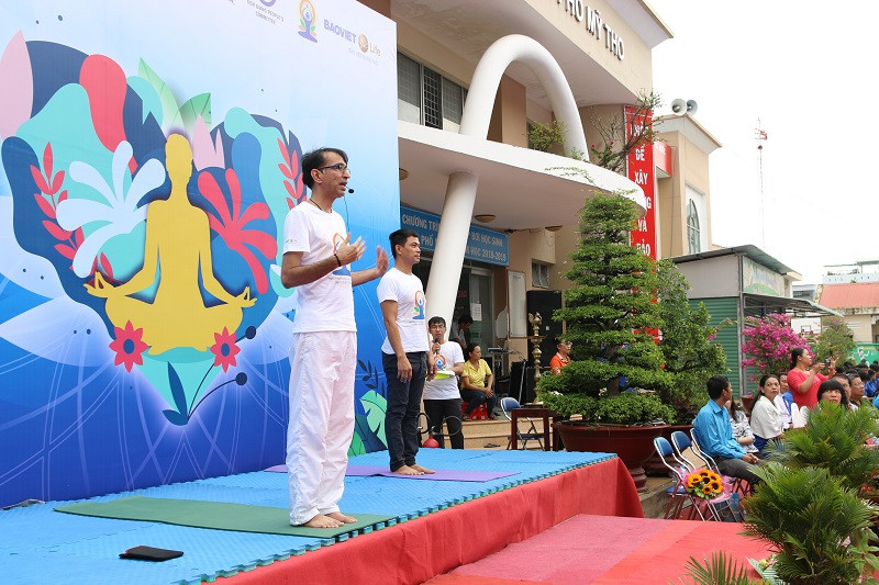 Ông Sunil - Huấn luyện viên Yoga Ấn Độ hướng dẫn mọi người luyện tập Yoga Ông Sunil - Huấn luyện viên Yoga Ấn Độ hướng dẫn mọi người luyện tập Yoga