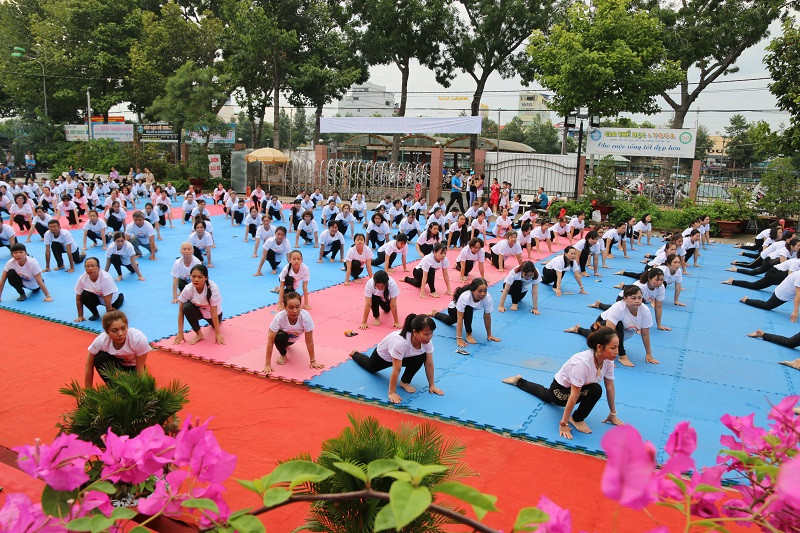 Có 300 người tham gia đồng diễn Yoga Có 300 người tham gia đồng diễn Yoga