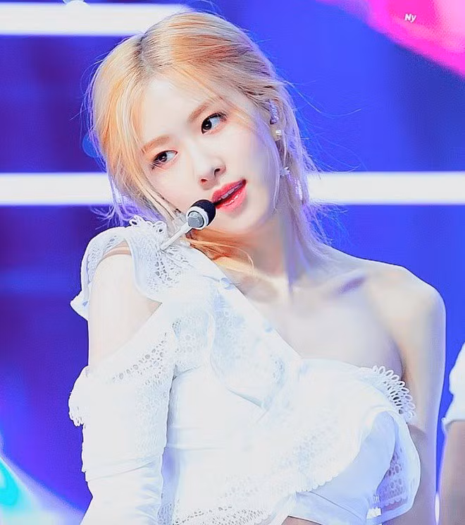 9. Rosé (Giọng ca chính của BLACKPINK)
