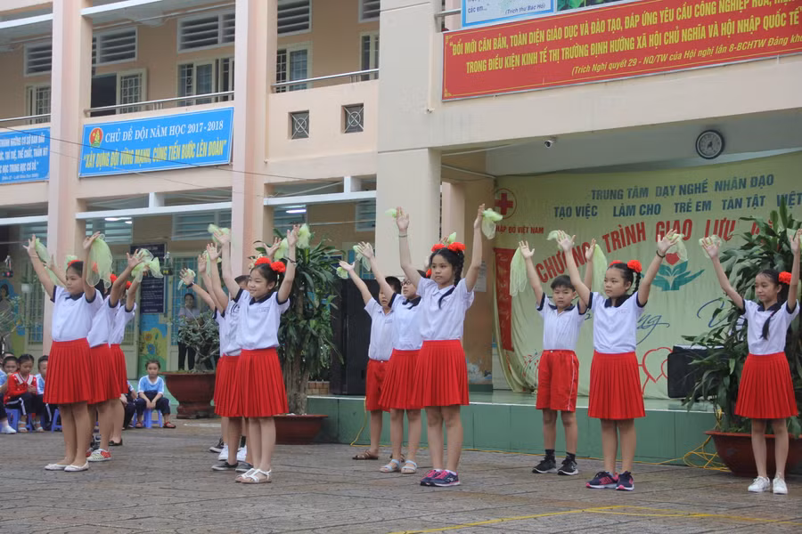 Học sinh biểu diễn tại buổi giao lưu 