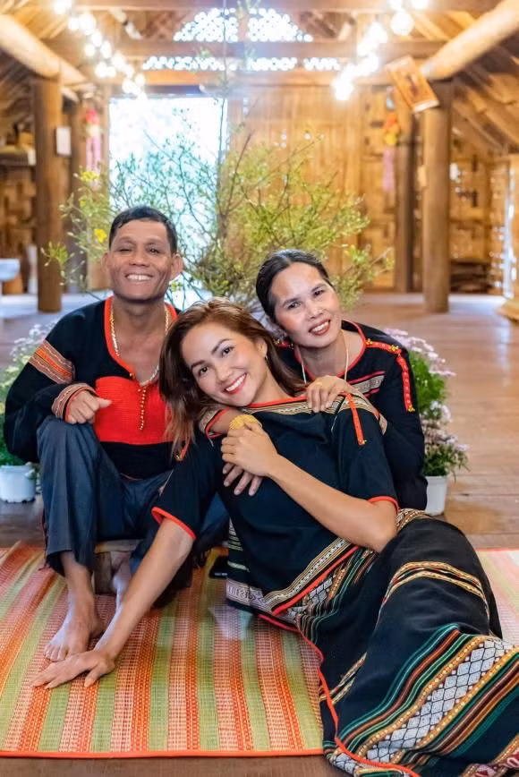 Hoa hậu H"Hen Niê mặc trang phục truyền thống của người Ê Đê, đón năm mới cùng gia đình thân yêu.