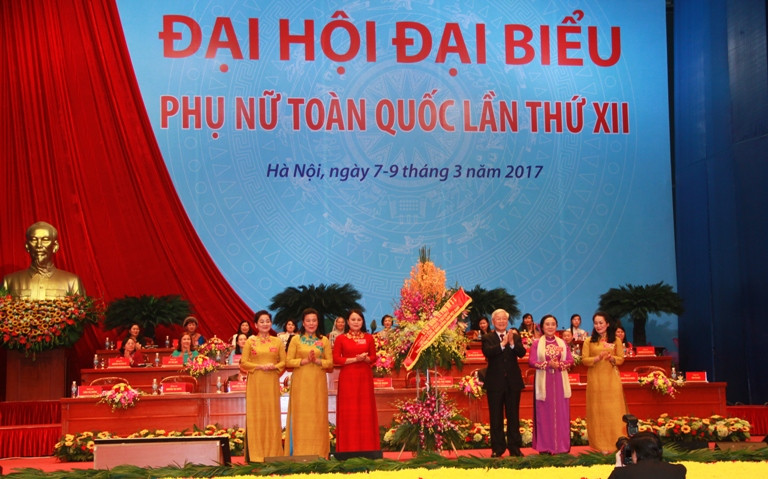 Tổng Bí thư Nguyễn Phú Trọng tặng hoa chúc mừng Đại hội, chúc mừng các đại biểu nhân ngày 8/3. Ảnh: VGP/Nguyễn Hoàng