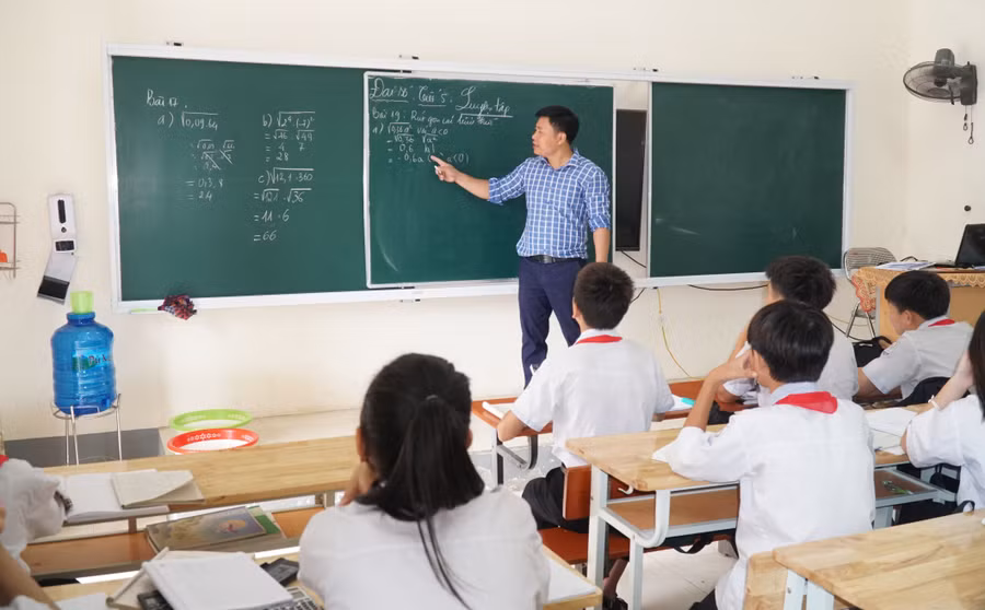 Giờ học tại Trường THCS Nghi Thủy, thị xã Cửa Lò, Nghệ An. Giờ học tại Trường THCS Nghi Thủy, thị xã Cửa Lò, Nghệ An.