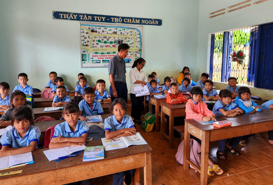 Thầy Cao Xuân Hoàng kiểm tra việc dạy học tiếng Ê đê.