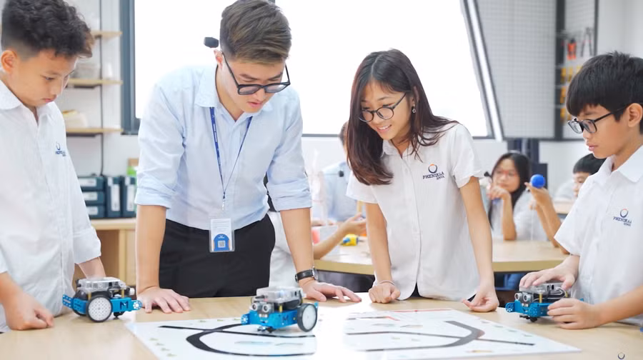 Học sinh Trường Phổ thông liên cấp Phenikaa (Hà Nội) tham gia câu lạc bộ Robotics của nhà trường. Ảnh NTCC