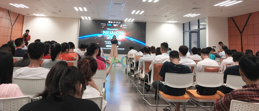 Đông đảo SV tham gia cuộc thi Chung kết EUrON 2019 trường ĐH Kinh tế Quốc dân