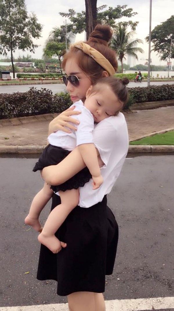 10 set đồ đôi mẹ con cùng kute của Elly Trần và bé Mộc Trà