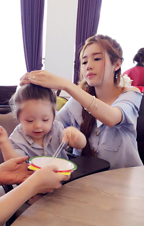 10 set đồ đôi mẹ con cùng kute của Elly Trần và bé Mộc Trà