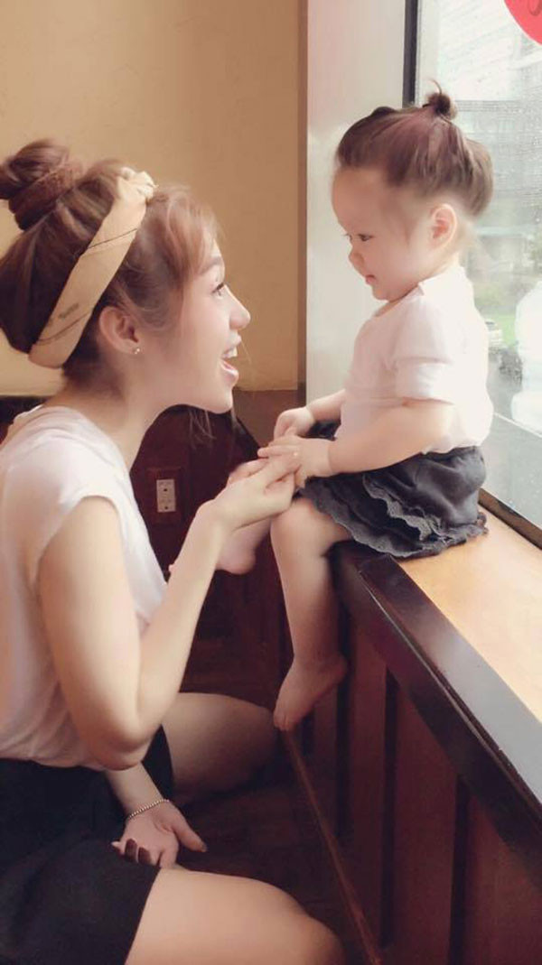 10 set đồ đôi mẹ con cùng kute của Elly Trần và bé Mộc Trà