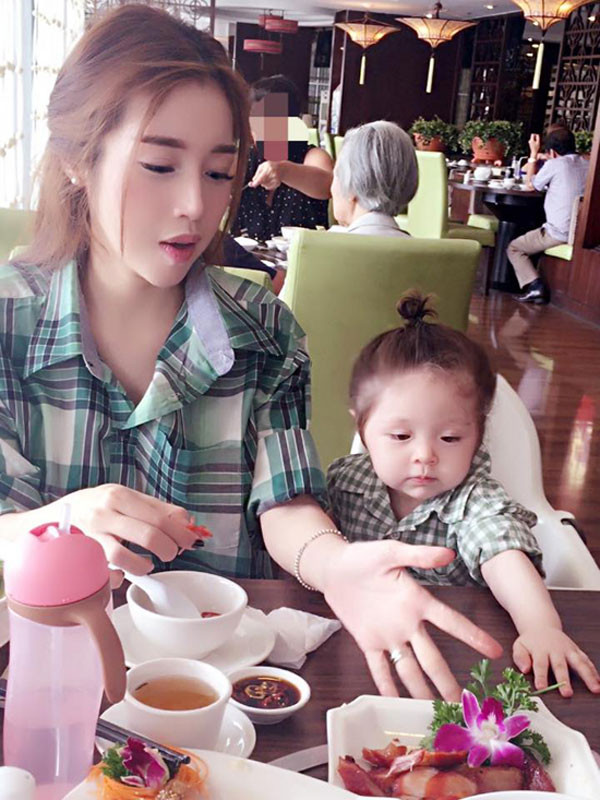 10 set đồ đôi mẹ con cùng kute của Elly Trần và bé Mộc Trà