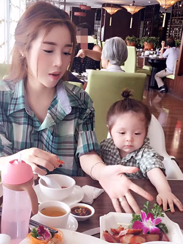 10 set đồ đôi mẹ con cùng kute của Elly Trần và bé Mộc Trà