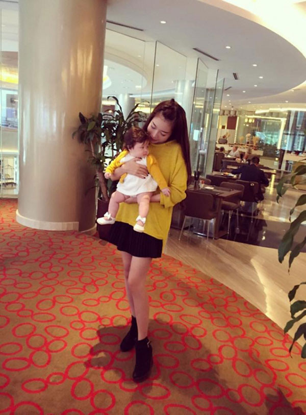 10 set đồ đôi mẹ con cùng kute của Elly Trần và bé Mộc Trà